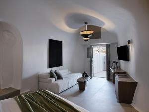 Postel nebo postele na pokoji v ubytování Andronis Luxury Suites