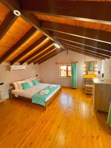 a bedroom with a bed and a wooden floor at Ihtiyarsöğüt in Marmaris