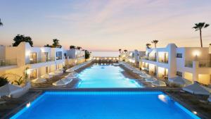 una imagen de una piscina frente a un edificio en Eleni Holiday Resort, en Pafos