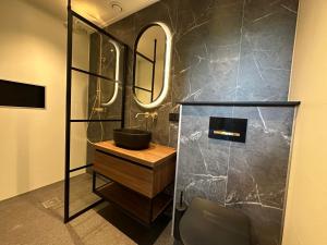 Koupelna v ubytování Samoza + 34 fotografií