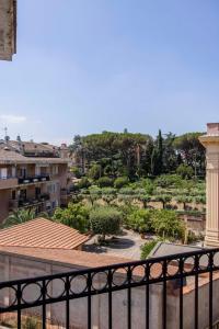 einen Balkon mit Gartenblick in der Unterkunft Vatican Pertusa Luxury Suites by Quinto Piano in Rom