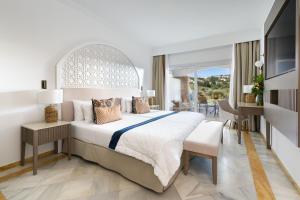 sypialnia z dużym łóżkiem i balkonem w obiekcie La Cala Resort w mieście La Cala de Mijas +37 zdjęć