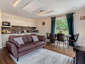 Η κουζίνα ή μικρή κουζίνα στο 2 Bed in Kiltarlity 95056
