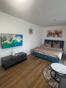 a bedroom with a bed and a table in it at Apartment Nähe Flughafen und Messe in Ostfildern