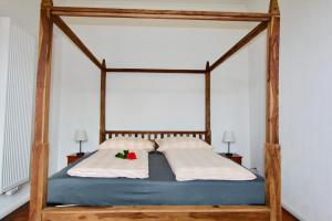 Ένα ή περισσότερα κρεβάτια σε δωμάτιο στο Schlossgut Franken - Schlossapartment Berthold