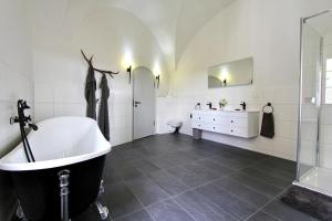 Ένα μπάνιο στο Schlossgut Franken - Schlossapartment Berthold