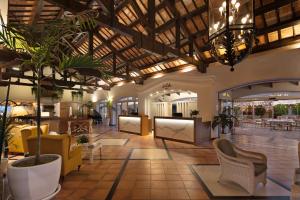 hol hotelu z krzesłami i roślinami w obiekcie La Cala Resort w mieście La Cala de Mijas