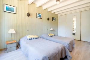 zwei Betten nebeneinander in einem Zimmer in der Unterkunft Maison Capbreton 6pers proche golf in Capbreton