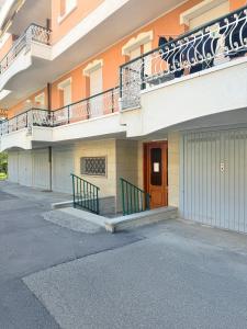 an apartment building with a balcony and a door at Casa vacanze Montaldo in Bordighera