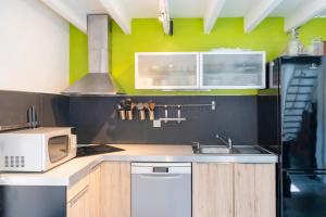 eine Küche mit Mikrowelle und Spüle in der Unterkunft Maison Capbreton 6pers proche golf in Capbreton + 15 Fotos