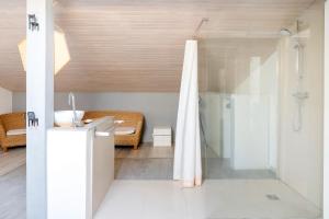 ein Badezimmer mit Dusche mit Glastür in der Unterkunft Maison Capbreton 6pers proche golf in Capbreton
