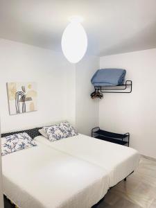 ein Schlafzimmer mit 2 Betten und einem Regal an der Wand in der Unterkunft Estrelicia III in Marbella + 16 Fotos