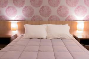 Cama ou camas em um quarto em Continental Inn
