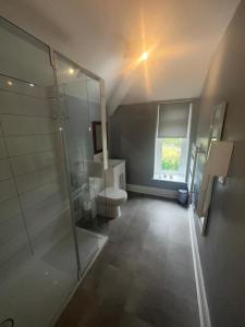 Et badeværelse på Pomeroy Cottage in the Peak District + 11 billeder