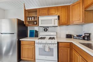 cocina con fogones blancos y microondas en UC Proximity - Cozy City Stay - Free Parking Spot, en Berkeley 25 fotos más