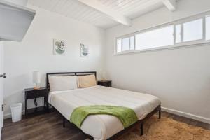 een slaapkamer met een groot bed met een raam bij UC Proximity - Cozy City Stay - Free Parking Spot in Berkeley