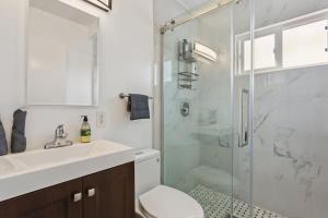 Un baño con ducha, inodoro y lavabo. en UC Proximity - Cozy City Stay - Free Parking Spot, en Berkeley