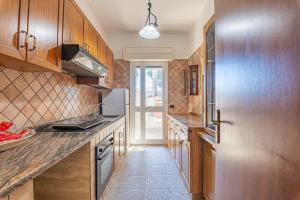 una cucina con mobili in legno e un piano di lavoro di I Giardini del Cavaliere a Porto Cesareo