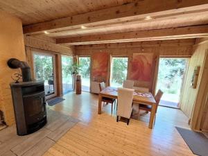 a living room with a table and a stove at Ferienwohnung In den Gärten mit Katze in Spelle