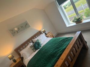 En eller flere senge i et værelse på Pomeroy Cottage in the Peak District