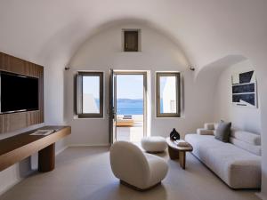 TV a/nebo společenská místnost v ubytování Andronis Luxury Suites