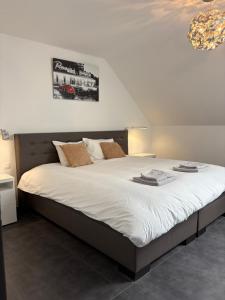 Postel nebo postele na pokoji v ubytování Loft de prestige au pied du circuit