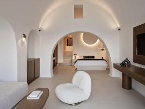 Postel nebo postele na pokoji v ubytování Andronis Luxury Suites