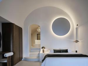 Postel nebo postele na pokoji v ubytování Andronis Luxury Suites