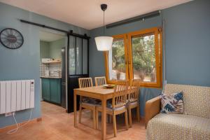 a dining room with a table and a chair at Apartament amb vista al mar reformat, al Golfet in Calella de Palafrugell +15 photos
