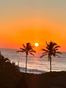 due palme sulla spiaggia al tramonto di Mac Cottage a Park Rynie