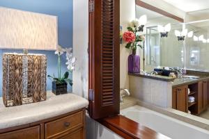 Koupelna v ubytování KBM Resorts Spacious 5-Bedroom Halii Kai Collection Multi Unit Listing Same Resort Ocean Views 2 Free Rental Cars HLI-12A19G + 34 fotografií