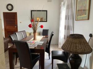 a dining room with a table and chairs at Mac Cottage in Park Rynie