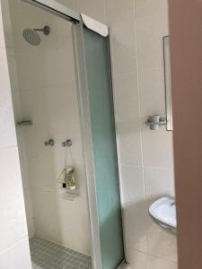 una doccia con una porta in vetro accanto a un lavandino di Mac Cottage a Park Rynie Altre 4 foto