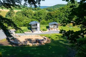 施泰瑙安德斯查瑟Bell-Tiny Homes的享有花园的空中景致,设有火坑