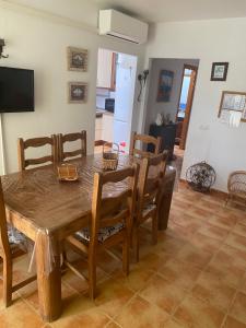 Un comedor con mesa y sillas de madera. en Apartamento Catalina San José, en San José
