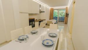 a kitchen and living room with a table and chairs at Relais du Lac Village - Italian Homing in Desenzano del Garda
