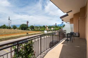 ein Balkon mit Blick auf eine Bahnstrecke in der Unterkunft Hotel MAX Lazise &Appartamenti - A due Passi dai Parchi Più Famosi in Lazise