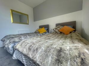 a bedroom with two beds and a mirror on the wall at Trendy Contractor&Leisure Stay,SelfCheckin Parking in Portsmouth +5 photos