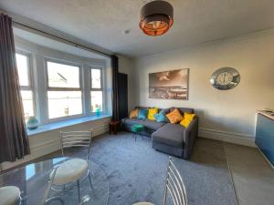 a living room with a couch and a table and chairs at Trendy Contractor&Leisure Stay,SelfCheckin Parking in Portsmouth