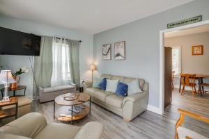 Χώρος καθιστικού στο 7 Mi to Historic Third Ward Home in Lincoln Park!