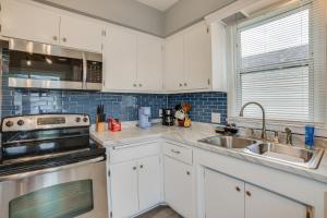 Gambar di galeri bagi 7 Mi to Historic Third Ward Home in Lincoln Park! di Milwaukee
