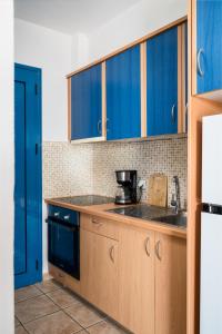 Kuchyňa alebo kuchynka v ubytovaní Akti Barbati Houses by Konnect