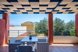 Balkón alebo terasa v ubytovaní Akti Barbati Houses by Konnect