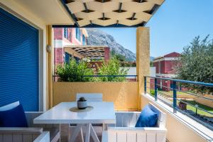 Balkón alebo terasa v ubytovaní Akti Barbati Houses by Konnect