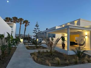 a house with a courtyard with palm trees at Evita Natura in Marmari