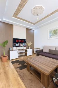 艾兹鲁Appartement avec un style de chalet的带沙发和桌子的客厅