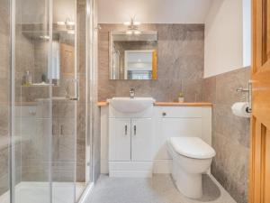 Koupelna v ubytování 4 Bed in Newlands Valley SZ204 + 9 fotografií