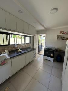 Η κουζίνα ή μικρή κουζίνα στο Vilas do Atlântico beach house