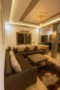 艾兹鲁Appartement avec un style de chalet的带沙发和桌子的客厅