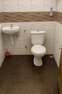 Et badeværelse på 3133 Heritage Home + 4 billeder